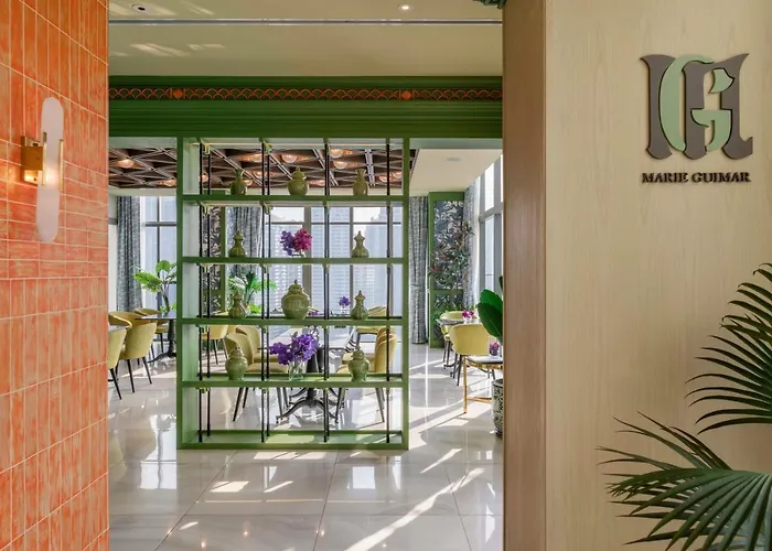 Отель Wyndham Queen Convention Centre 4*