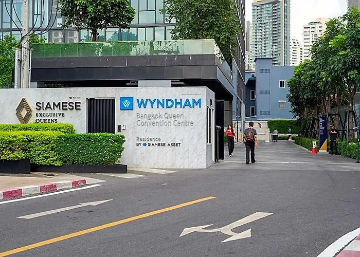 Wyndham Queen Convention Centre מלון