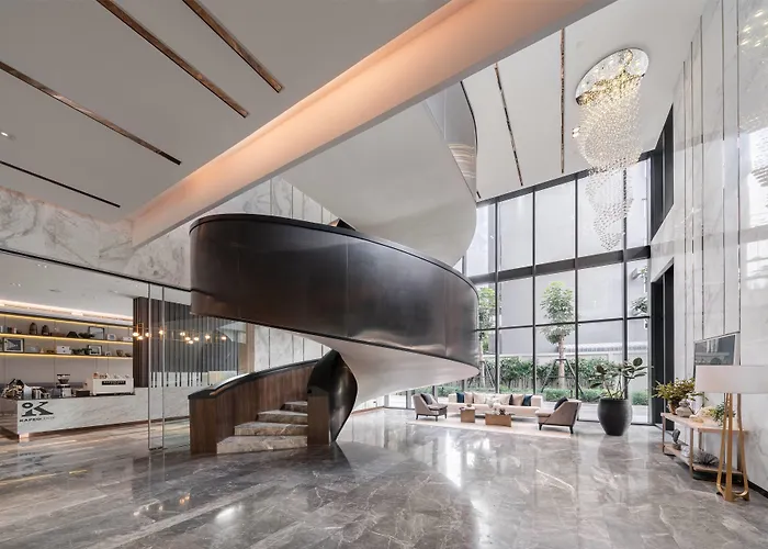 Отель Wyndham Queen Convention Centre 4*
