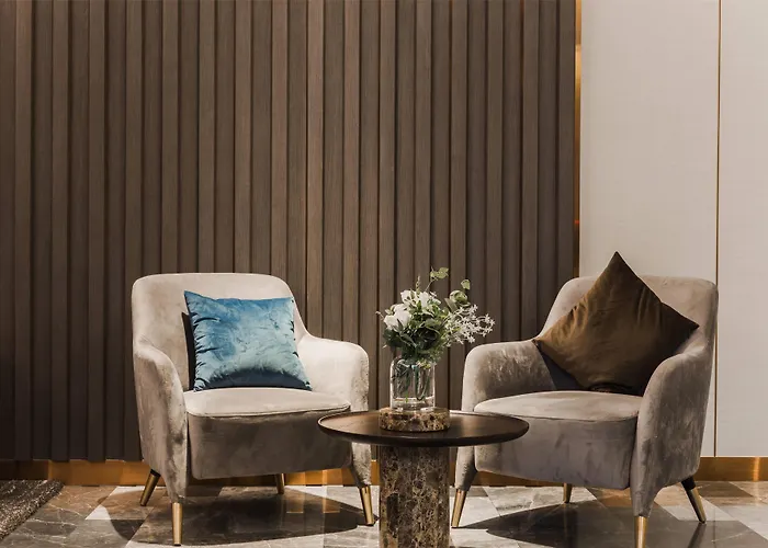 Отель Wyndham Queen Convention Centre 4*